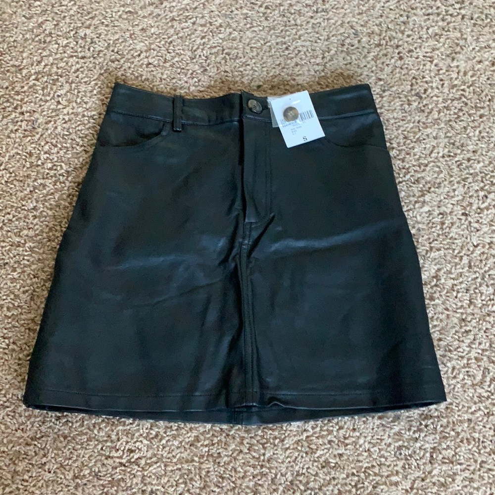 Forever 21 Women’s Faux leather mini skirt